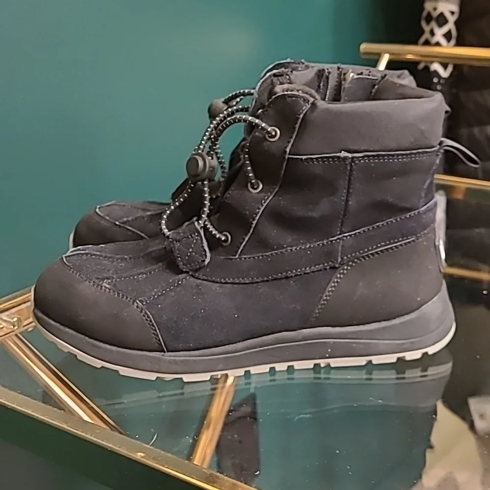 NWOB UGG black Turlock leather boots